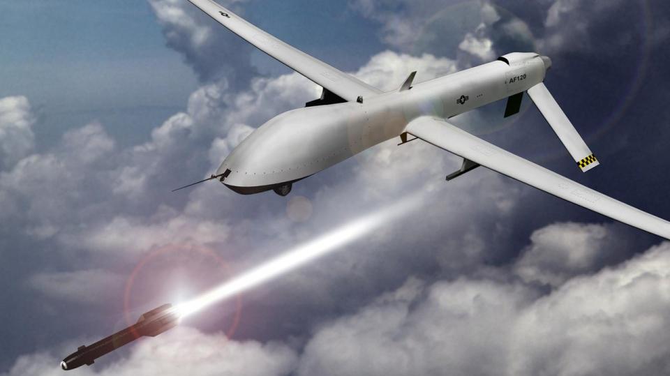 Americký dron odpaluje raketu